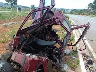 Fiat bate em Hilux e mata cinco em rodovia de Goiás
