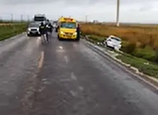 Mulher morre ao bater carro de frente com carreta