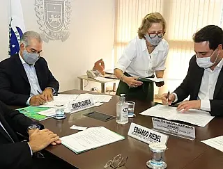 Reinaldo e Ratinho Jr firmam acordo para retomada de projeto de integração ferroviária