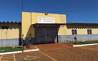 Interno quebra parede de cela e ataca detento