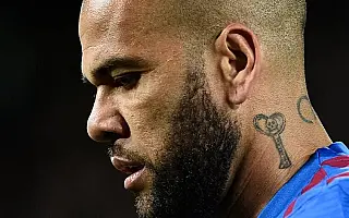 Daniel Alves deixa prisão após pagamento de fiança