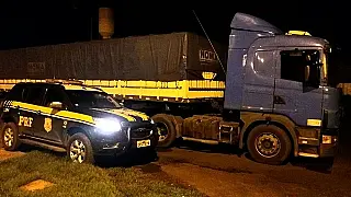 Polícia flagra carga de cigarro contrabandeada e caminhoneiro foge a pé na BR-158