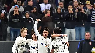 Corinthians rompe séries negativas e vence o Vitória por 2 a 1