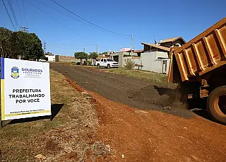 Prefeitura usa fresa de asfalto para cascalhamento em ruas da periferia