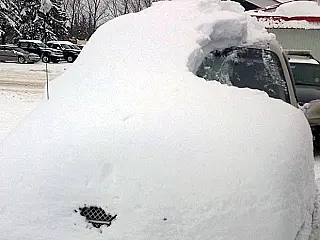 Idoso é multado no Canadá após dirigir carro coberto de neve