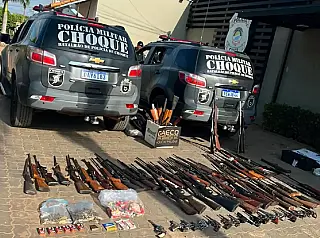Operação de combate ao tráfico encontra arsenal com 64 armas e prende 8 suspeitos