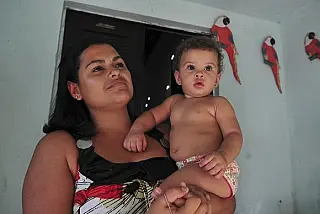 Mulher é a principal responsável por criança no domicílio, diz IBGE