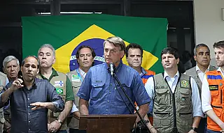 Bolsonaro sobrevoa áreas atingidas por chuva no Grande Recife