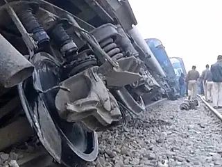 Trem sai dos trilhos e mata mais de 100 pessoas na Índia