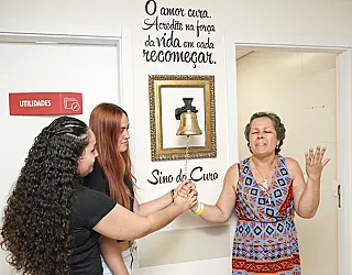 Paciente é curada do câncer no Hospital Cassems