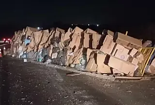 Caminhão com doações para o RS tomba em rodovia de SP