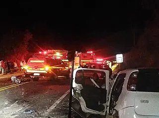 Acidente com 4 carros tem 7 mortos