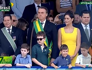 Bolsonaro passa por nova cirurgia neste domingo, vice assume
