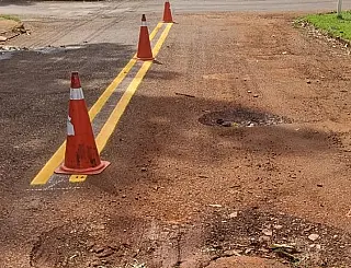 Sinalização de rua 'respeita' buracos na pista