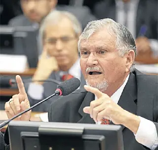 Com dinheiro bloqueado, PT regional demite 90% dos funcionários