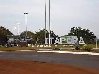 Entregador morre ao bater moto em árvore