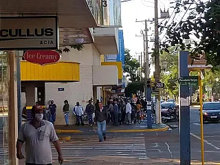 Filas 'dobram a esquina' no primeiro dia sem lockdown e drive thru espera pelas vacinas