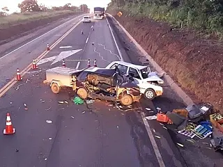 Acidente entre dois carros Uno mata uma pessoa na BR 163