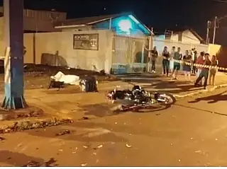 Entregador de lanches morre ao bater moto em caminhonete no centro da cidade