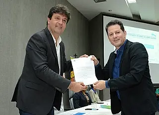 Renato entrega Carta de Dourados da dengue ao ministro Mandetta