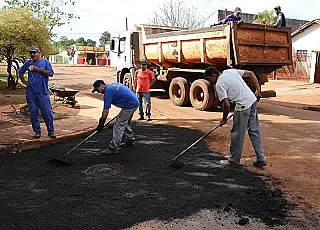 Estiagem permite acelerar tapa-buracos em Dourados