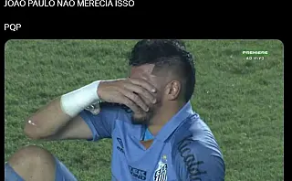 João Paulo, o melhor do time, leva gol do meio de campo