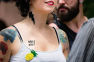 Campanha contra o assédio distribui tatuagens para as mulheres