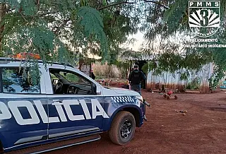 Jovem sobre ferimentos graves de mulher na aldeia