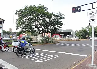 Vereador quer faixa de retenção para motos em semáforos de Dourados