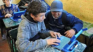 Por que tantos alunos latino-americanos terminam ensino fundamental sem ler ou fazer contas