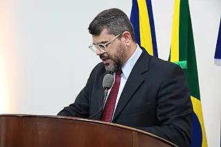 Mauricio Lemes indica serviços por toda a cidade