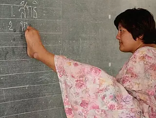 Impedida de estudar porque não tinha braços, mulher se torna professora