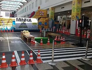 Mini-cidade ensina crianças sobre o trânsito, no shopping