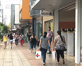 Comércio reabre em horário normal para trocas de presentes e liquidação