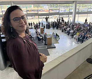 Gleice participa de assinatura de R$ 1 bi para MS