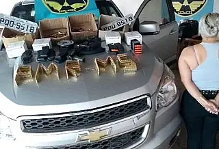 Mulher é presa, com filha de 5 anos, levando armamento de guerra em carro adulterado