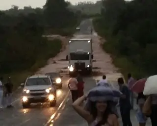 Chuva ‘cobre’ rodovia de água na região