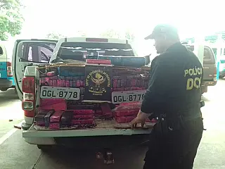 Homem abandona caminhonete com 1,6 tonelada de maconha