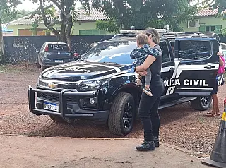 Mãe é presa após sequestrar e tentar fugir com o próprio filho de 1 ano