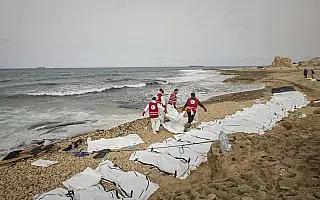 Foram encontrados 74 corpos de migrantes em praia da Líbia