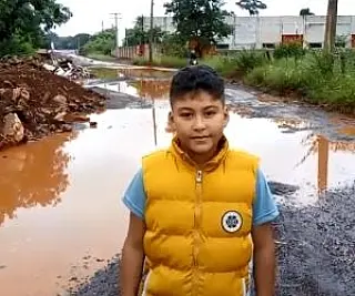 Sonho de ser repórter estimula garoto a gravar críticas sociais