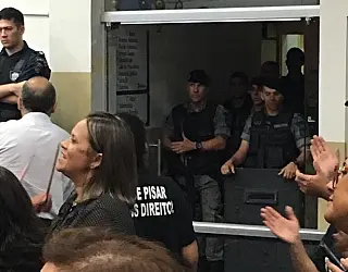 Presidente da Câmara lota casa de policiais e nem assim realiza sessão
