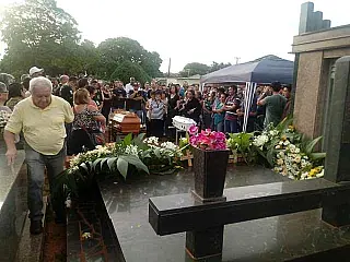 Clima de comoção marcou funeral de empresário e filho mortos em acidente