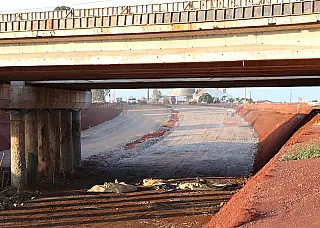 Construção de viaduto é interrompida em Dourados