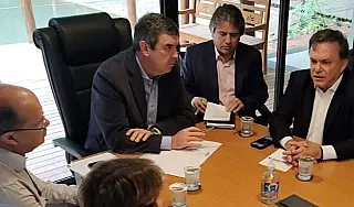Vander pavimenta caminhos de MS em Brasília
