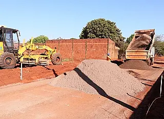 Prefeitura mantém frentes de obras de pavimentação em várias regiões da cidade