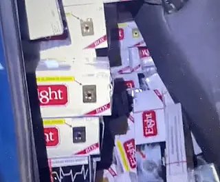 Carro 'fura' pedágio e capota com cigarros