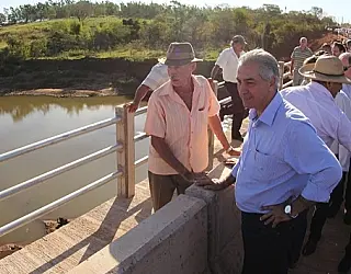 'Obra bem feita não cai', diz Reinaldo ao inaugurar nova ponte