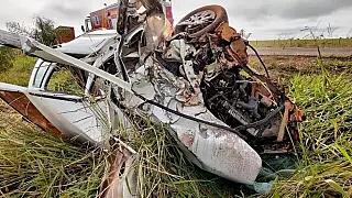 Homem morre após carro bater em carreta