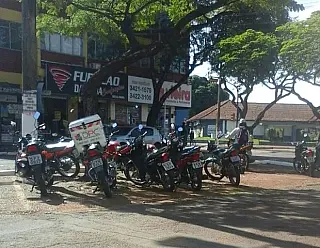 Usuários de motos 'disputam' espaço com carros